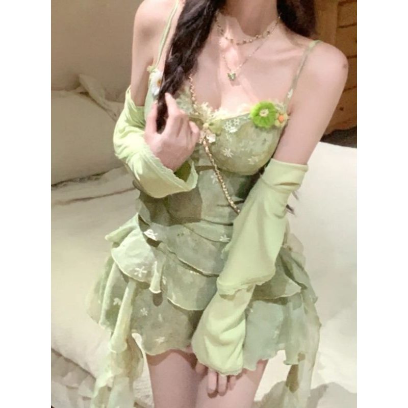 浅绿色碎花吊带层叠短裙
